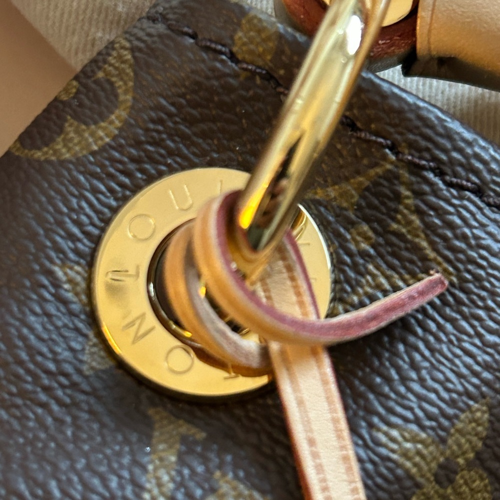 Authentic Louis Vuitton Artsy MM – Monogram Canvas - Picture 10 of 15